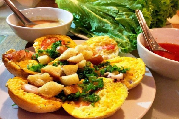 Ăn sáng ở Nha Trang bằng bánh căn hải sản